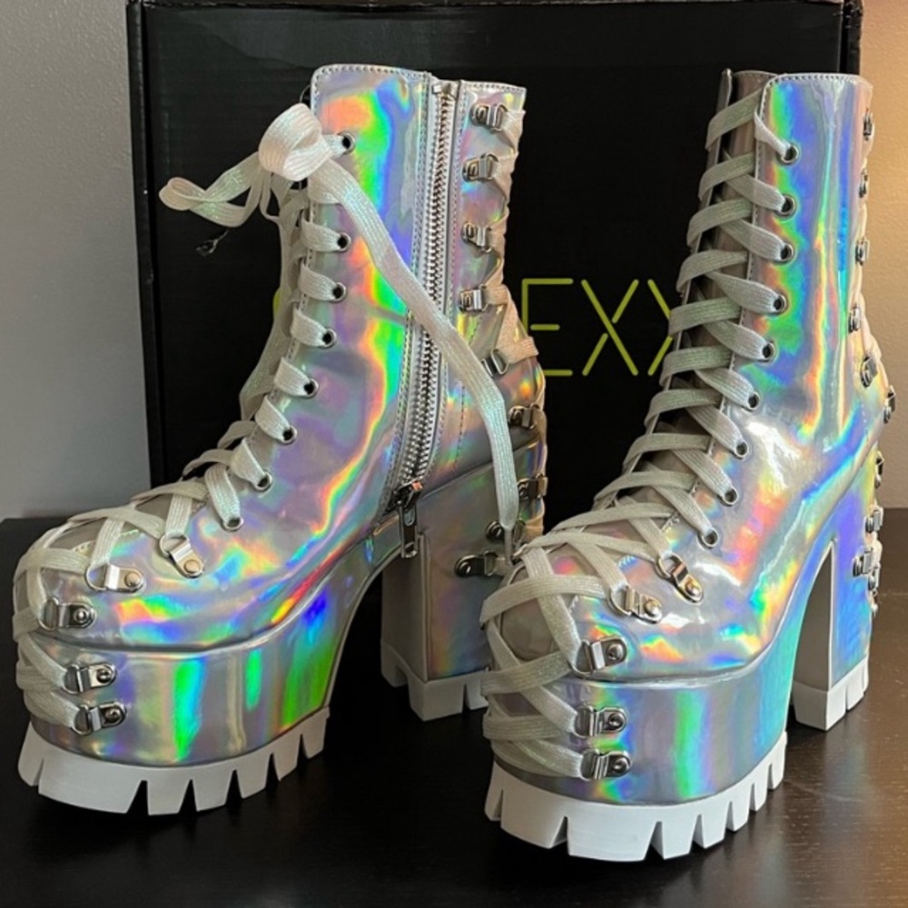 *NEW* Dolls Kill Club Exx Lucid Dreams Corset Silver Hologram Boots Size 9